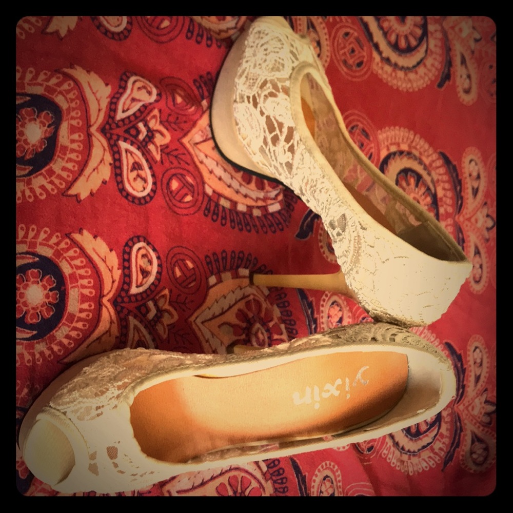 Gorgeous beige lace heels size 4